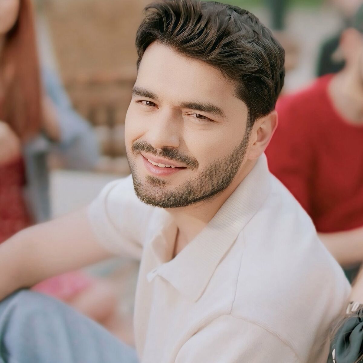 Әйелі жалаңаш суретке түседі