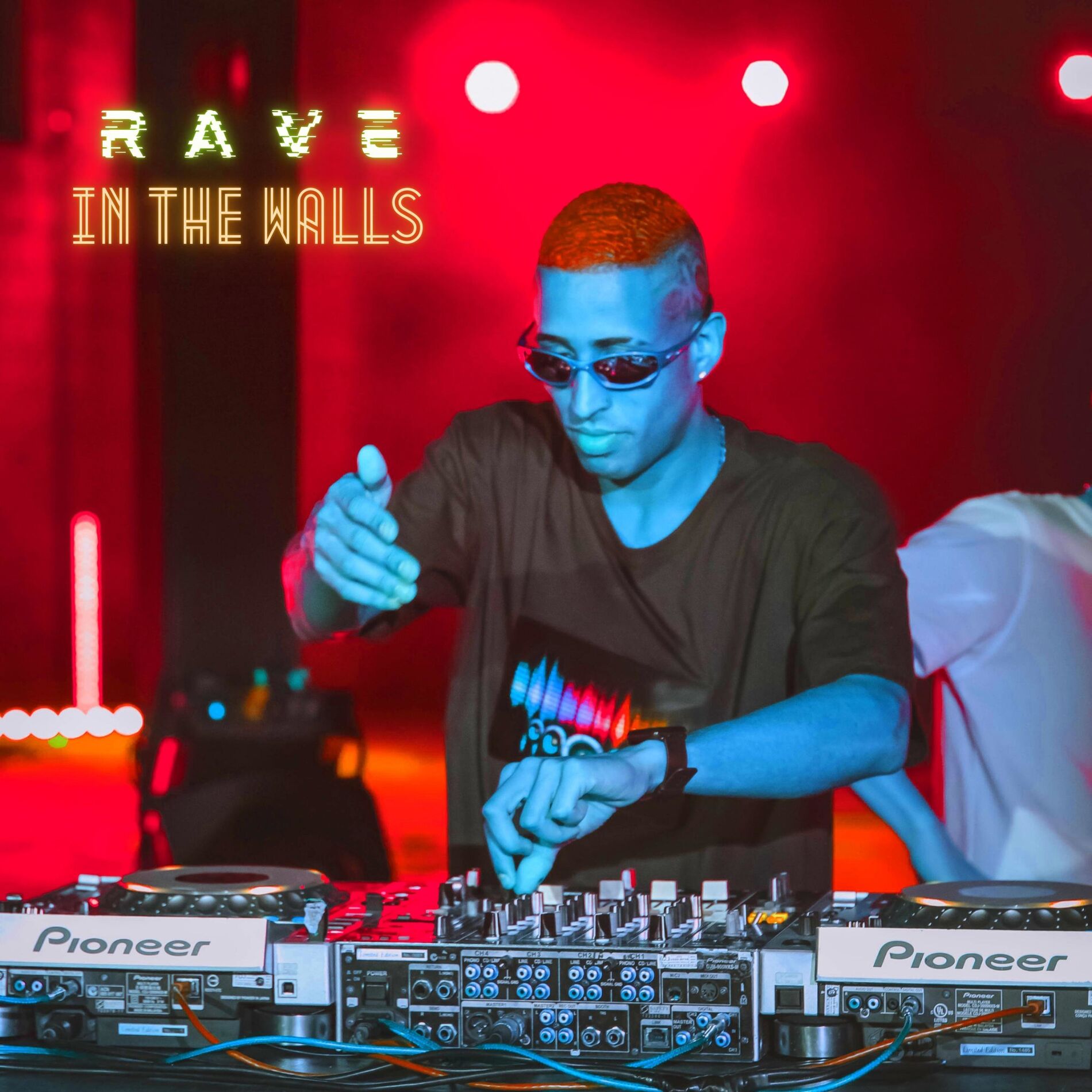 Album cover of RAVE ON THE WALLS