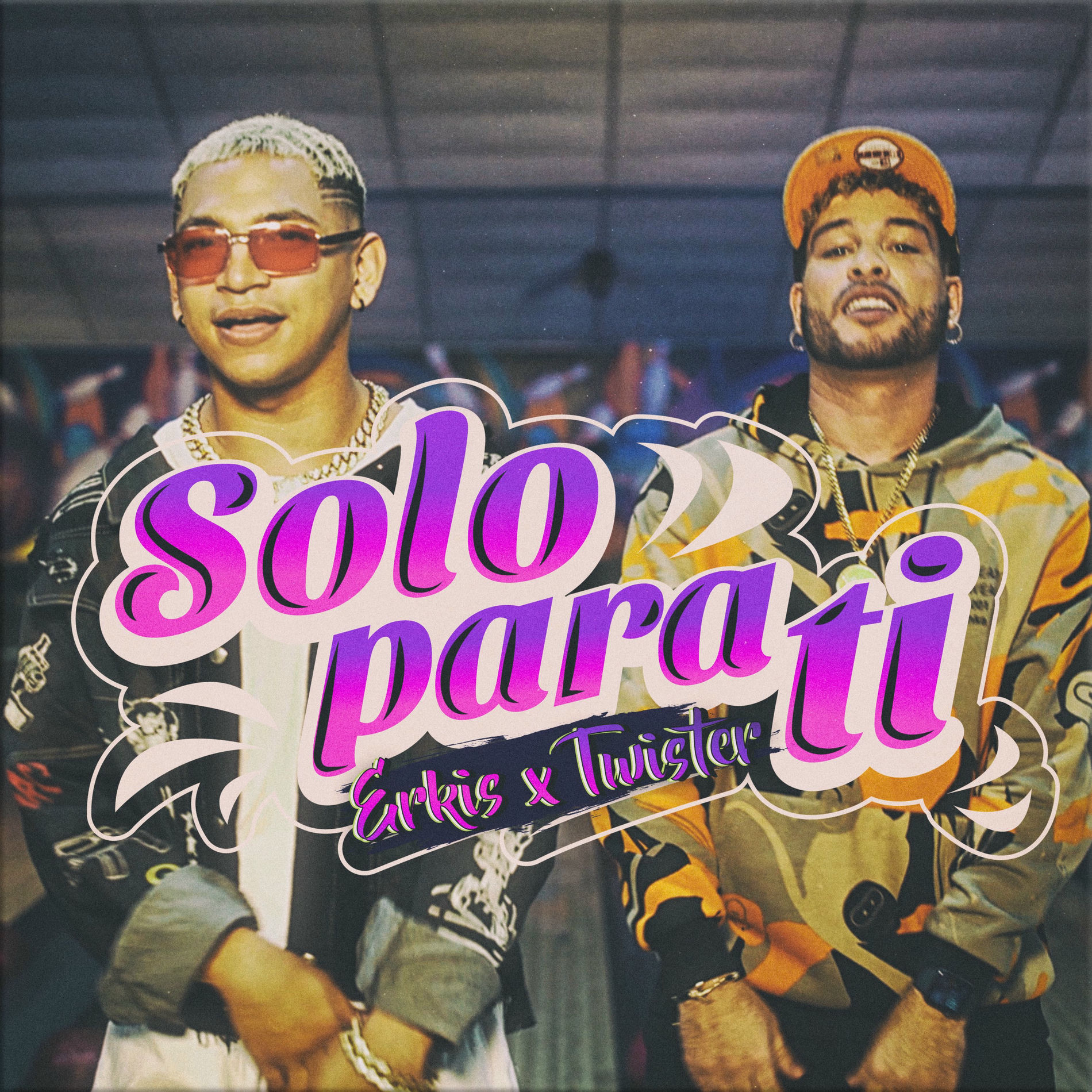 Bir qismli suzish kostyumidagi striptiz