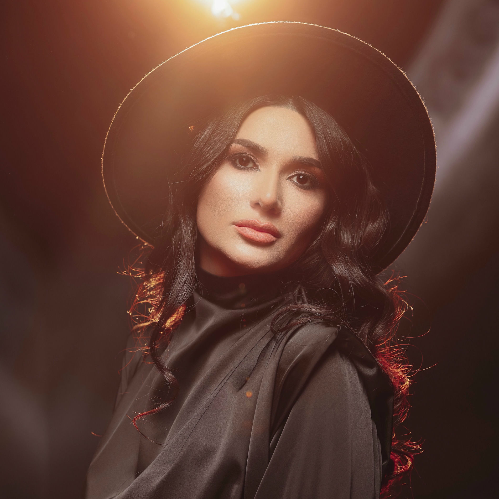 Біртүрлі кеуде емізіктері Порно видео: Әкесі қызын трахает