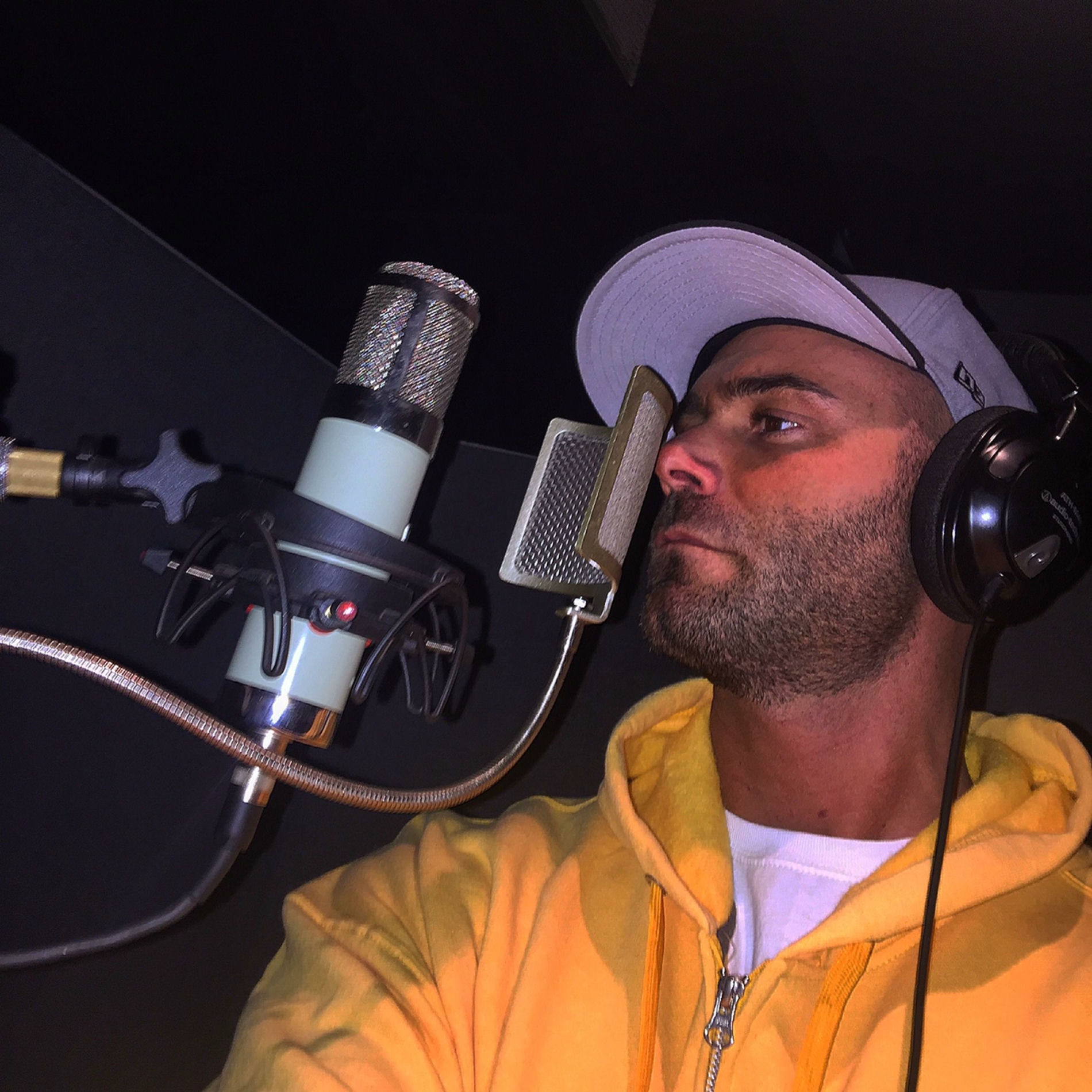 Album cover of Never Giving Up