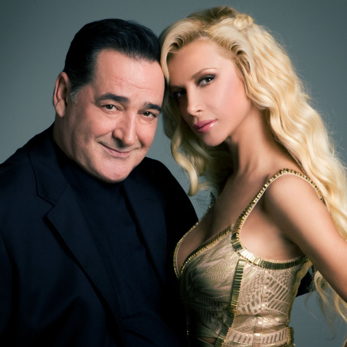 Album cover of I Agapi Ine Thiella