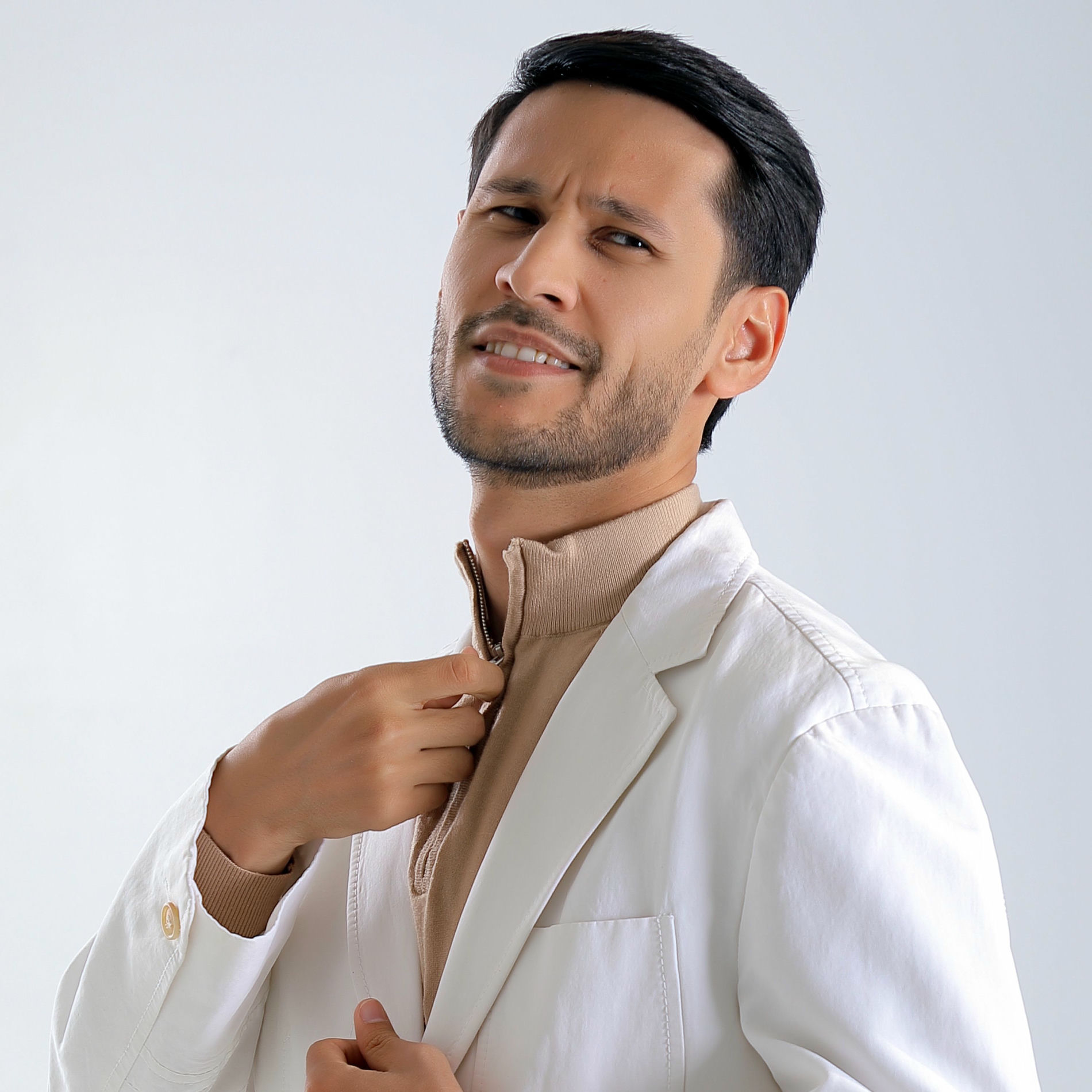 Xotin uning yonida uxlaydi va eri sevgilisini sikadi.