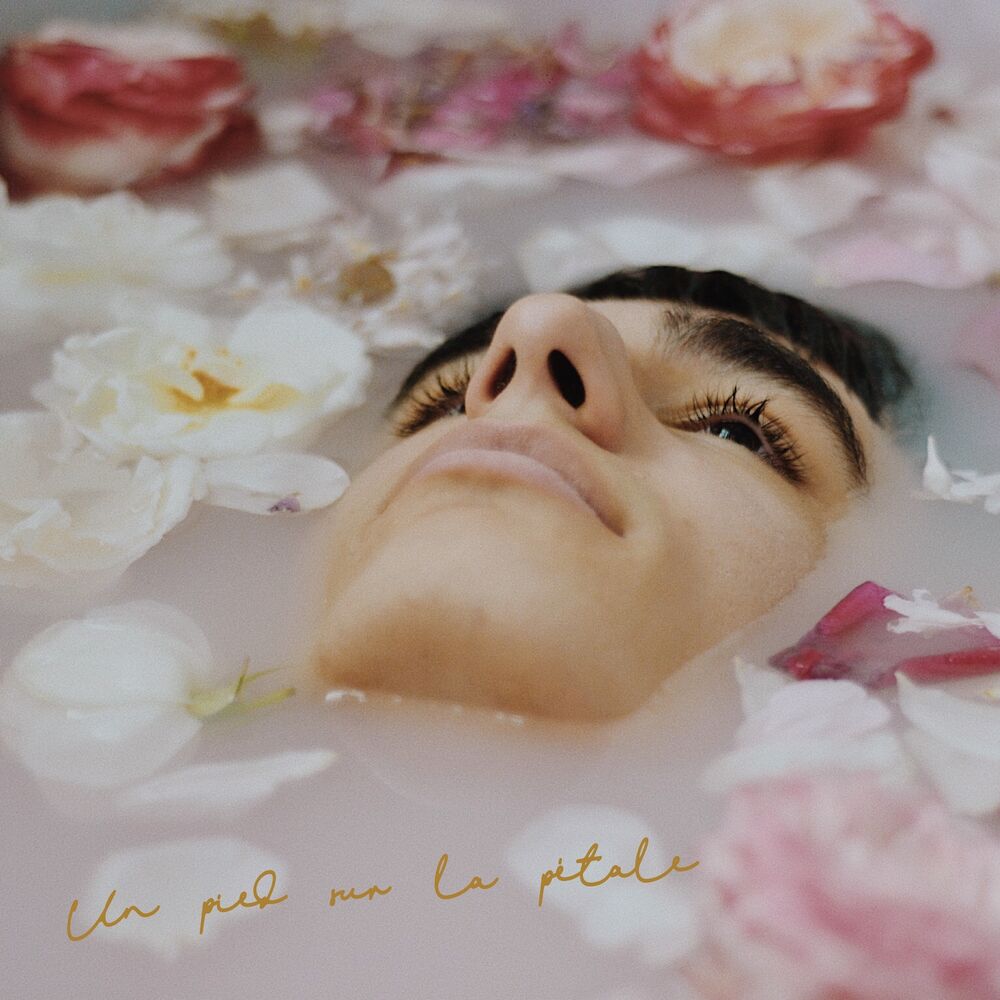 Picture of Un pied sur la pétale