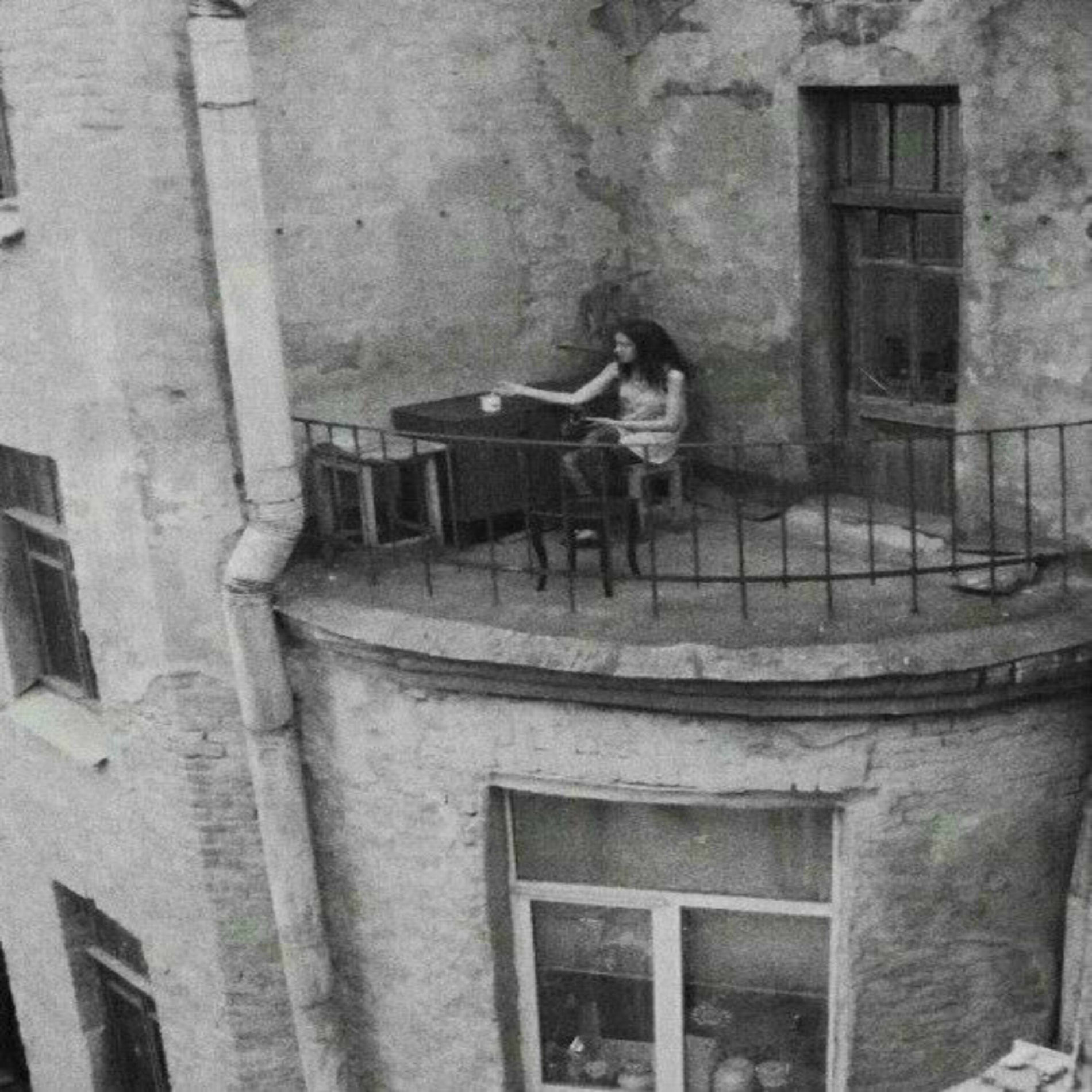 Album cover of le regard vide sur un balcon