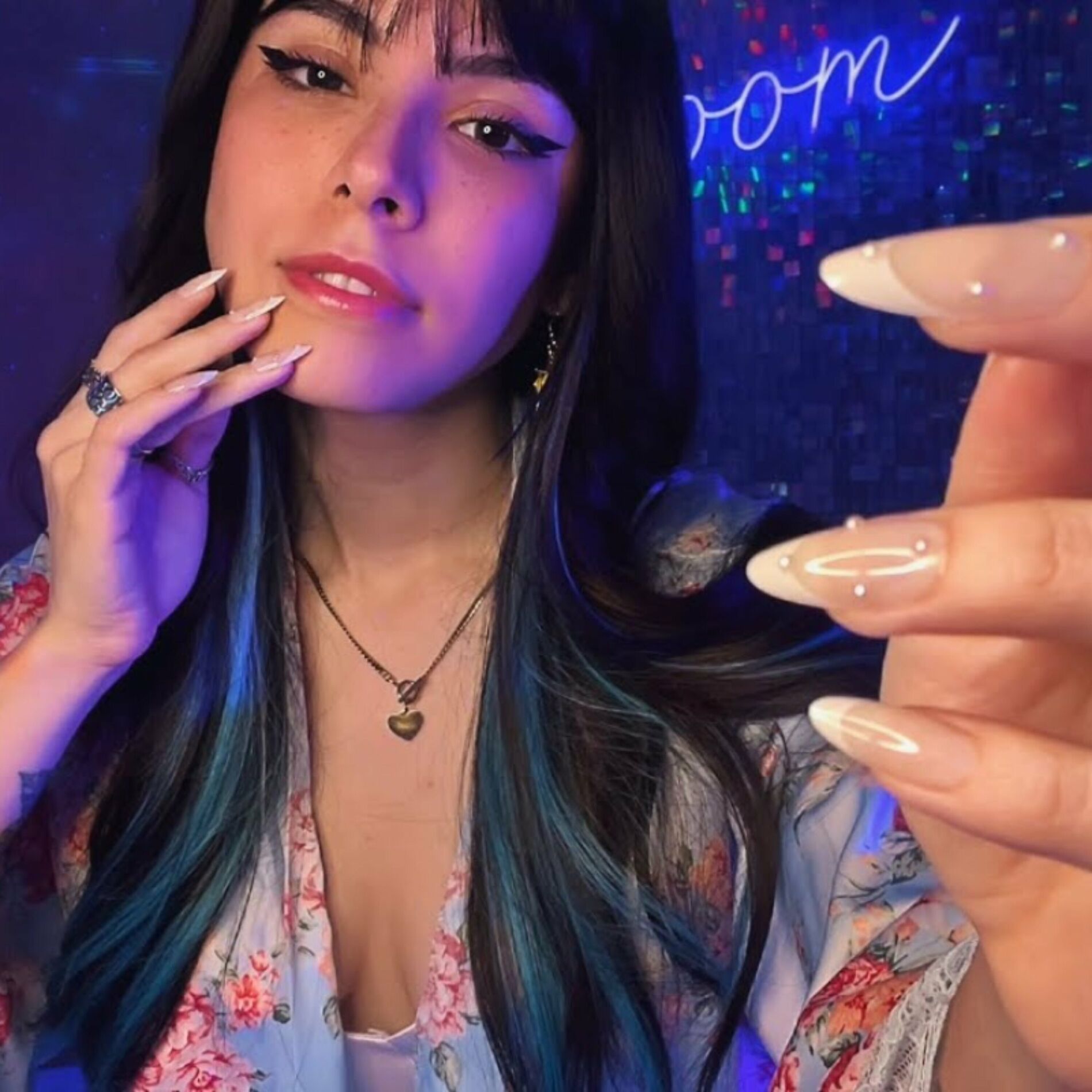Luna Bloom ASMR - ASMR Soothing Humming + Hand Movements For Sleep: lyrics  and songs | Deezer