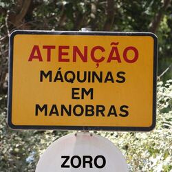 Cover of MÁQUINAS EM MANOBRAS