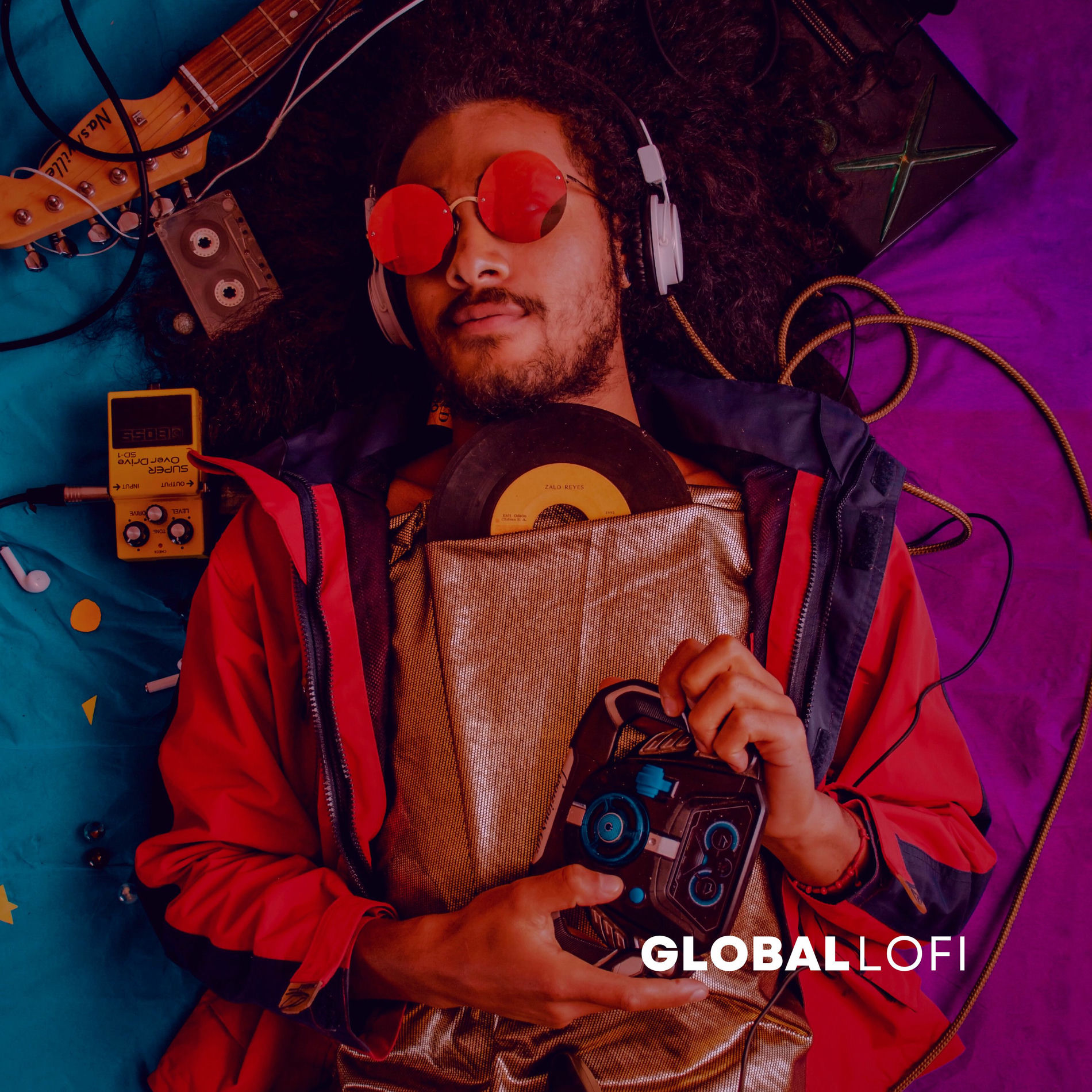 Hi Fi guruhining yalangoch qoshiqchisi