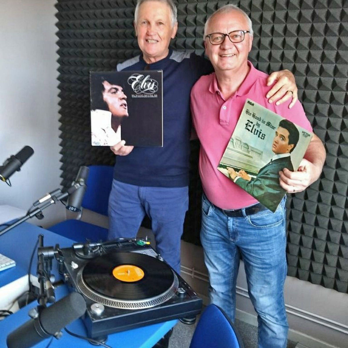 Show cover of Elvis en coulisse - radioomega.fr