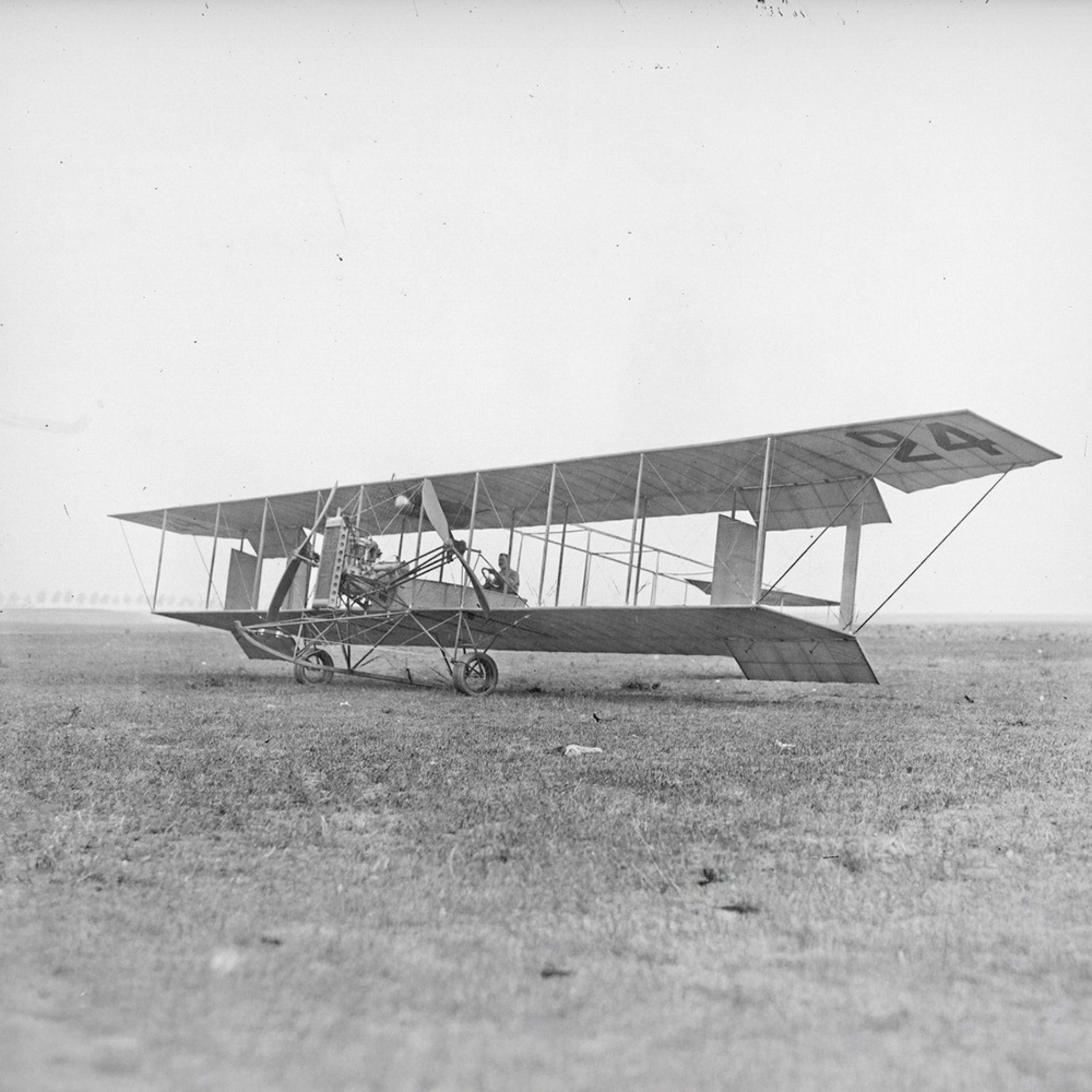 Show cover of Premiers vols, premiers exploits : l'aube de l'aviation militaire française