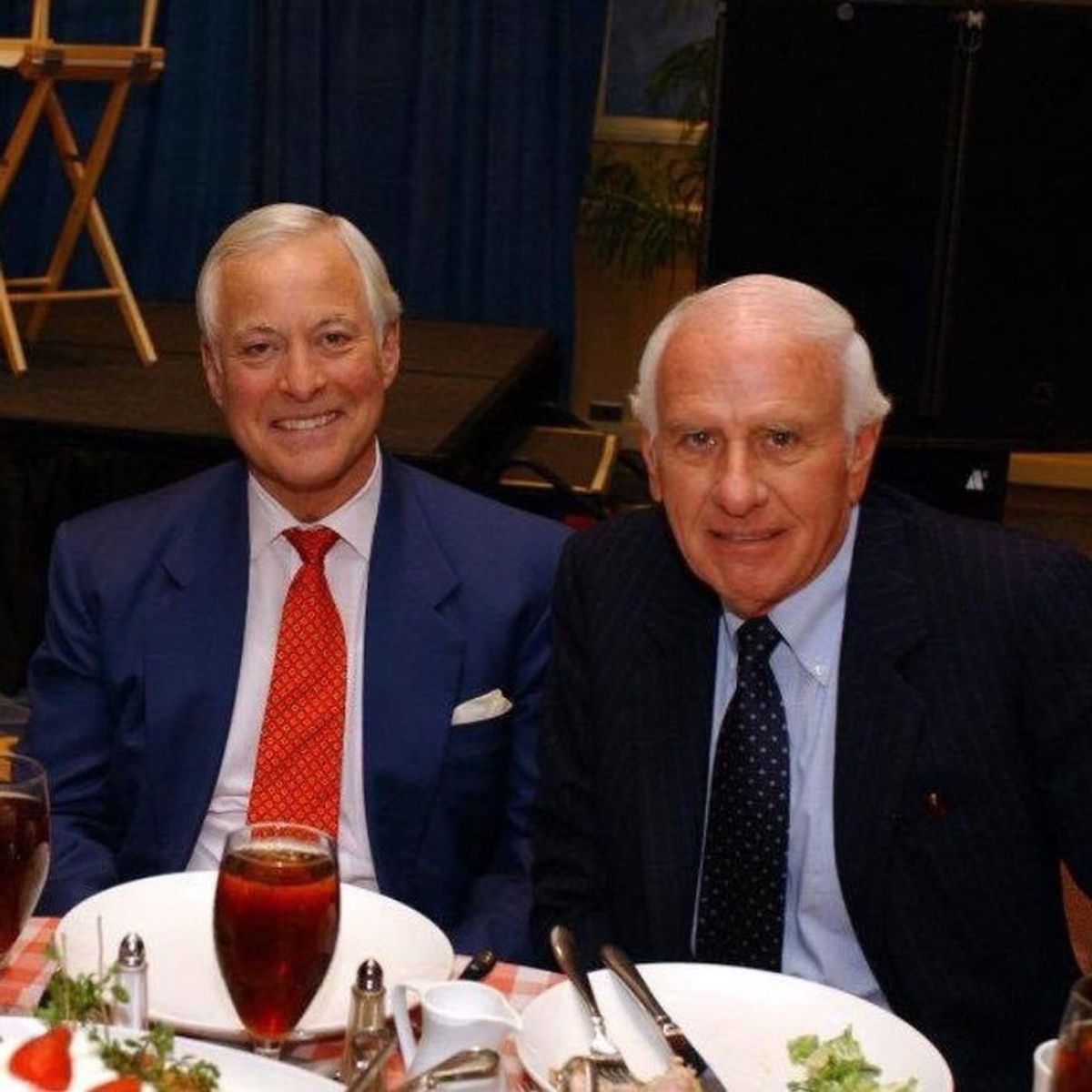 Show cover of JIM ROHN Y BRIAN TRACY EN ESPAÑOL (MOTIVACION)