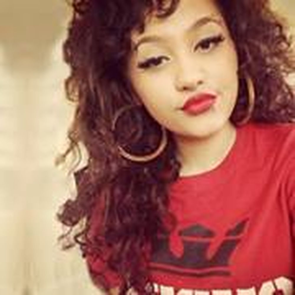 Deezer profile picture for @Yasmin